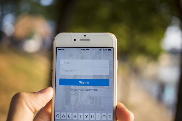 chiang-mai-thailand-january-04-2015-linkedin-is-a-social-networking-website-for-people-in-professional-occupations-on-apple-iphone-6-with-login-page_HwQpmld3Me