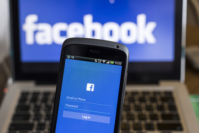 chiang-mai-thailand-october-21-2014-facebook-application-sign-in-page-on-smartphone-and-facebook-logo-on-background-facebook-is-largest-and-most-popular-social-networking-site-in-the-world_BPBxvYxunGe